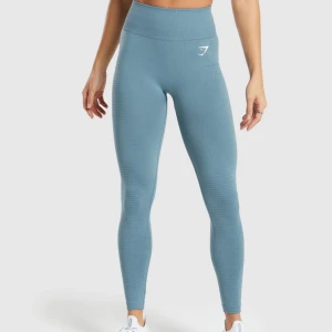 Gymshark tights - Hej! säljer dessa tights från gymshark då de inte kommer till användning längre. De är använda ca 5 ggr och i perfekt skick. Färgen finns inte kvar på hemsidan utan är lite mörkare än den på modellen. Nypris 549kr