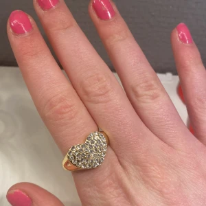 Så fin ring!  - Såå fin ring ifrån glitter! Endast använd en gång!🩷🩷 vet tyvärr inte storleken på den🥹