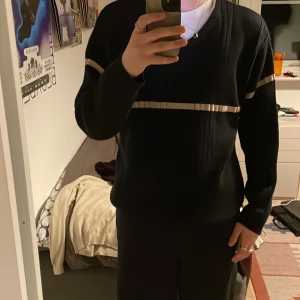 V-ringad mörkblå stickad tröja - V-ringad stickad tröja med mönster köpt second-hand. Lite stor passform på mig som är 178