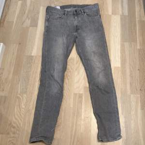 Ljusgrå jeans från H&M. Passformen är slimfit och dom är storlek 31/32. Han knappt använda innan de blev för små.