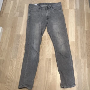 Ljusgrå jeans - Ljusgrå jeans från H&M. Passformen är slimfit och dom är storlek 31/32. Han knappt använda innan de blev för små.