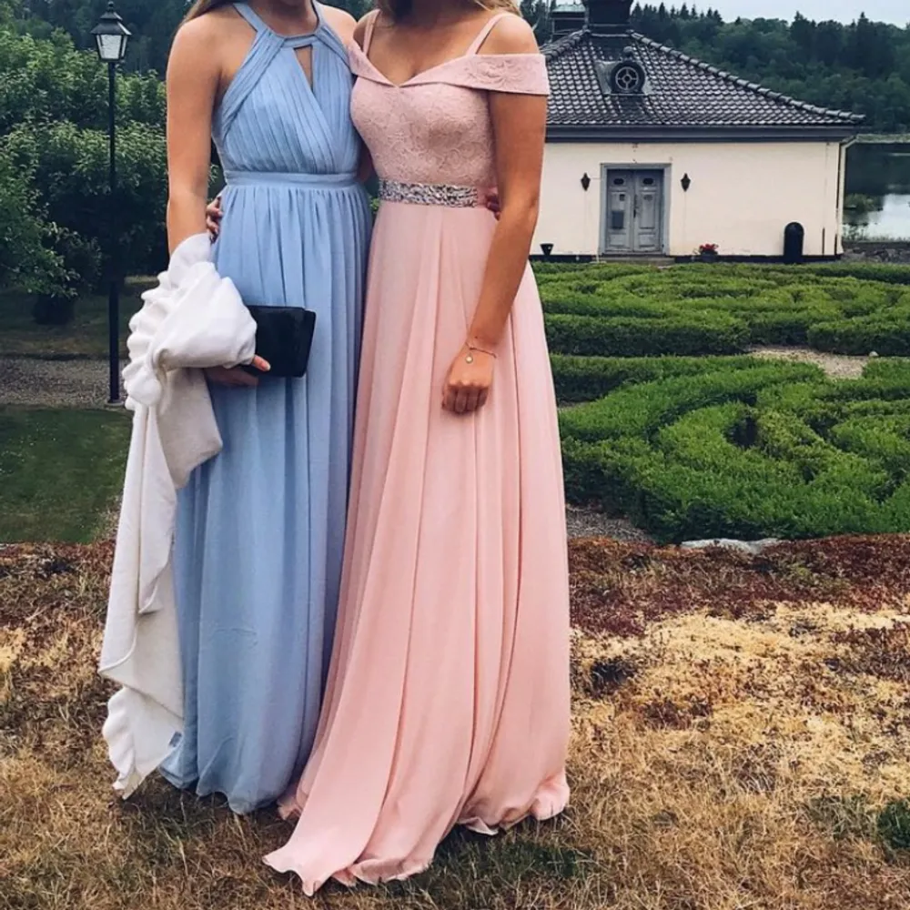 En superfin balklänning i en ljusrosa färg. Bara använd en gång, hade den på min studentbal. Jag är 168 och hade 10 cm klackar på bilden, så passar även om man är lång! Köpt från en butik som säljer brud/bröllopsklänningar. Nypris ca 4000. Passar S.. Klänningar.