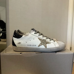 Golden goose skor - Säljer nu mina golden goose skor som inte kommer till användning🩷 Storlek 38🌟🥰 Många intresserade därav väljer jag att starta en budgivning som börjar på 2000kr🩷 Köp direkt för 2400kr😋