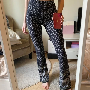 Coola byxor - Super coola utsvängda byxor med mönster. Köpta i New York🤩 Har sytt in dom i midjan vilket gör att dom verkligen ”show off” midjan😎😌 Väldigt sköna att ha på!