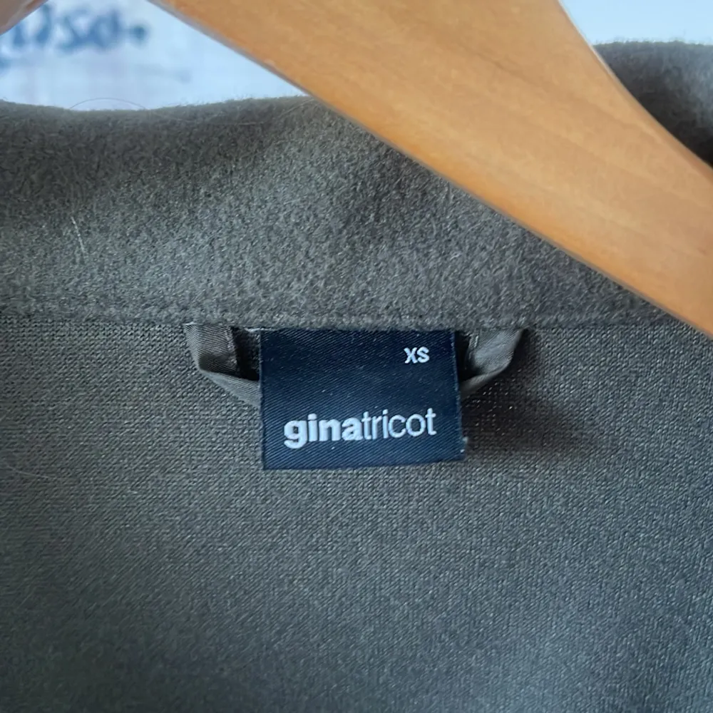 Mörkgrön jacka/overshirt från Ginatricot, bra skick, lite använd. Storlek xs. Jackor.
