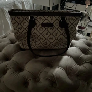 Elegant handväska  - Det här är en jättefin väska som passar till nästan alla outfits. Relativt ny och knappt använd. Den är fräsch och hel. Tycker den är vacker men säljer pga att den inte riktigt passar mig💕