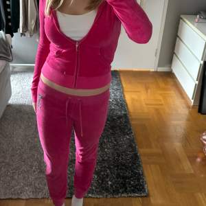 Jättefint rosa juicy couture set. Tyvärr blivit för litet. Finns lite defekter, men overall väldigt bra skick! 💕💕