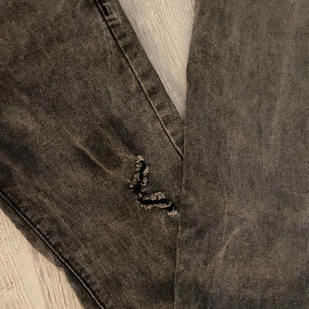 säljs pga ingen användning. superfin passform båda bak och fram och perfekt längd! en detalj på ena benet och stretchigt material!. Jeans & Byxor.