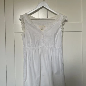 Odd Molly linne - Ett vitt Odd Molly linne Stl 1 vilket motsvarar S