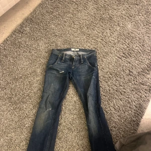 Lågmidjade jeans  - Snygg lågmidjade jeans, som tyvärr är för små för mig. Sitter jättesnyggt. Diskuterbart pris! ⚡️🎸💕💖
