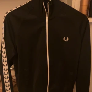 Fred perry tröja  - Säljer en fred Perry tröja i storlek s bra skick nypris 1500 mitt pris är 650