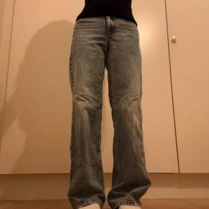 Väldigt fina utsvängda jeans från Pull&Bear. Inte riktigt min stil så nästan aldrig använda och väldigt bra skick, köpta för 400 kr.  