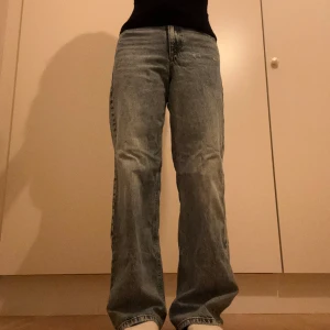 Flared jeans från Pull&Bear - Väldigt fina utsvängda jeans från Pull&Bear. Inte riktigt min stil så nästan aldrig använda och väldigt bra skick, köpta för 400 kr.  