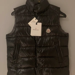 Moncler väst - Tja, säljer min moncler väst som jag fick i present helt ny, nypris 8000. Säljer den billigt pga vill få sålt den snabbt. Dm för mer info eller bilder😁