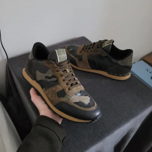 Valentino Rockrunner - Extremt feta rockrunners i färgen mörkgrön! Cond 9/10 förutom liten skada, därav priset!