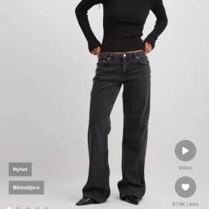Lågmidjade mörkgråa jeans från NAKD, använda max 2 gånger! Köpta för 699kr