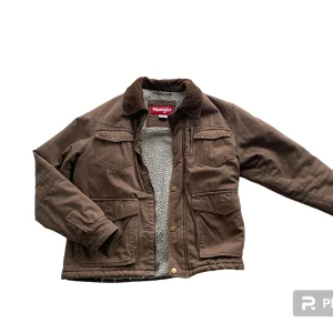 Wrangler Jacka - Boxy fit, bra kvalite, o passar alla säsonger förutom kanske vinter!  Dragkedja: 54cm