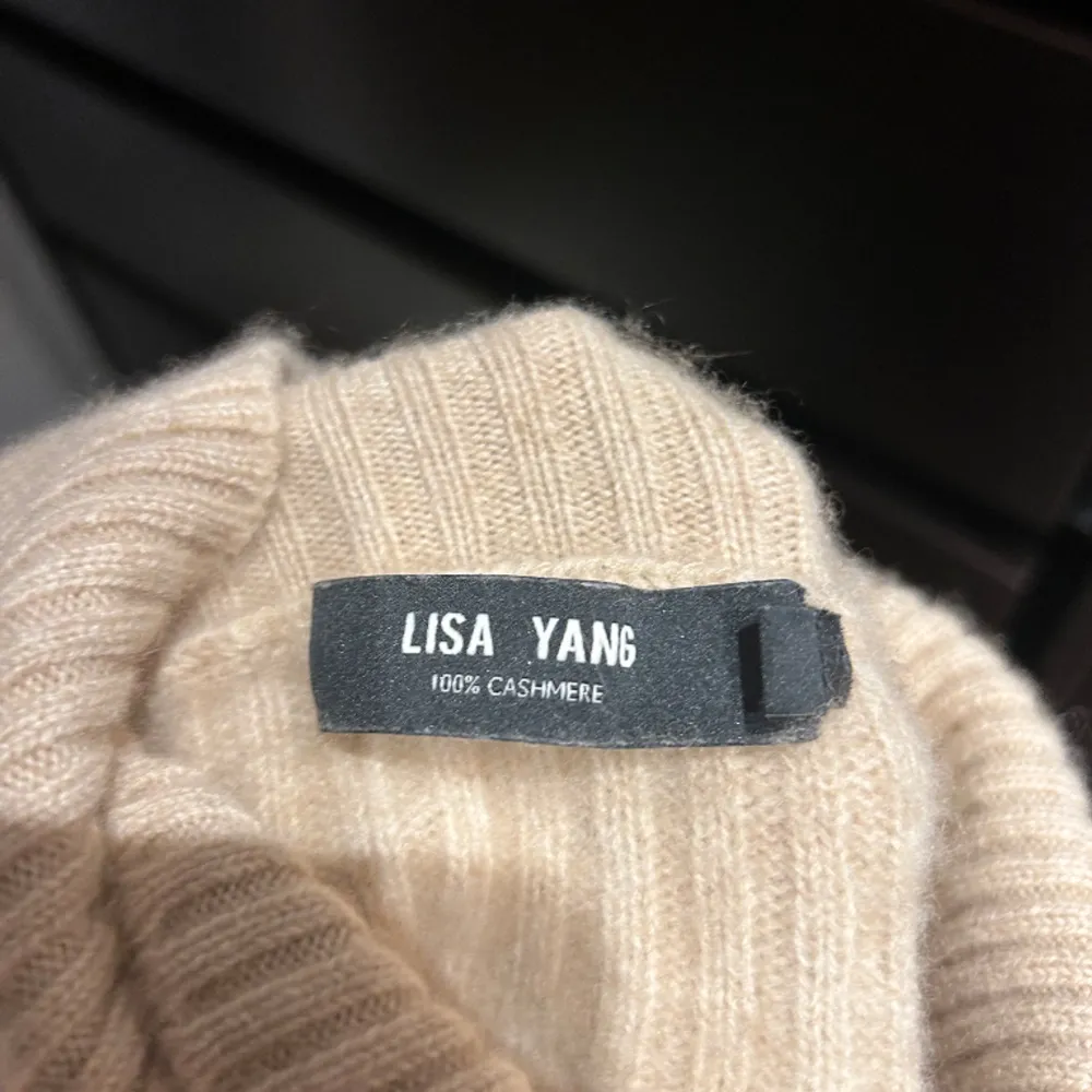 Helt ny unik Lisa yang tröja med cut outs på axlarna. Tröjan är 100% kashmir. . Stickat.