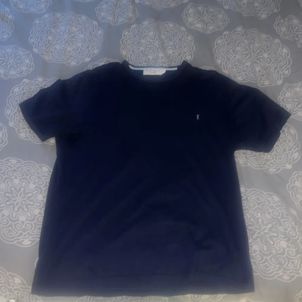 Yves saint Laurent t shirt. Snygg och superskön . T-shirts.