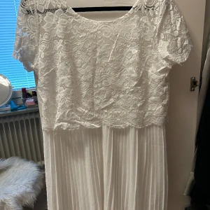 Vit känning  - Helt oanvänd vit klänning, tänkt att använda som studentklänning men inte blivit av. 