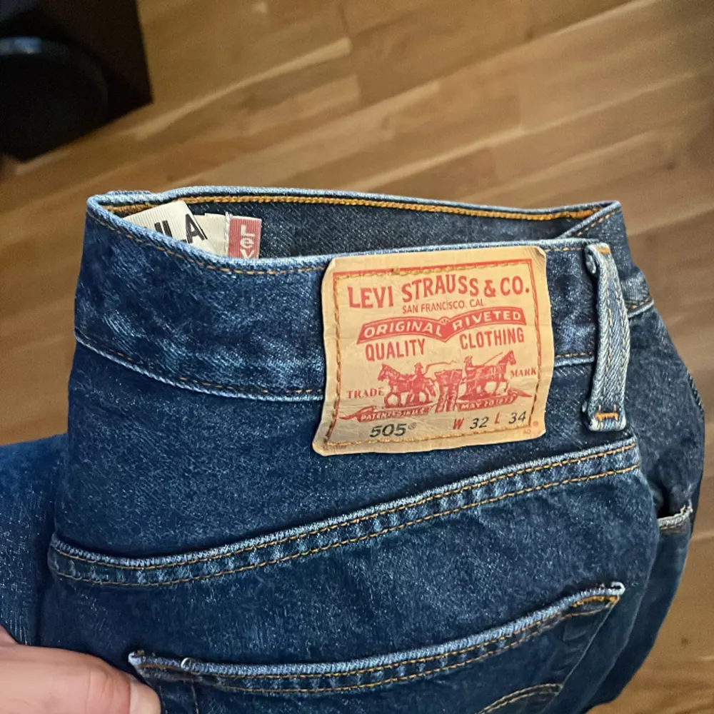 Äkta Levi's 505an inköpta i Austin, Texas. Fick jeansen som present, Aldrig använda.  Strlk: W32 L34 Cond: Nyskick . Jeans & Byxor.