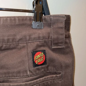 Santa cruz byxor  - Santa cruz byxor i brun färg  Bra skick använt ett par gånger och kommer så klart strycka den innan jag fraktar storlek: 32