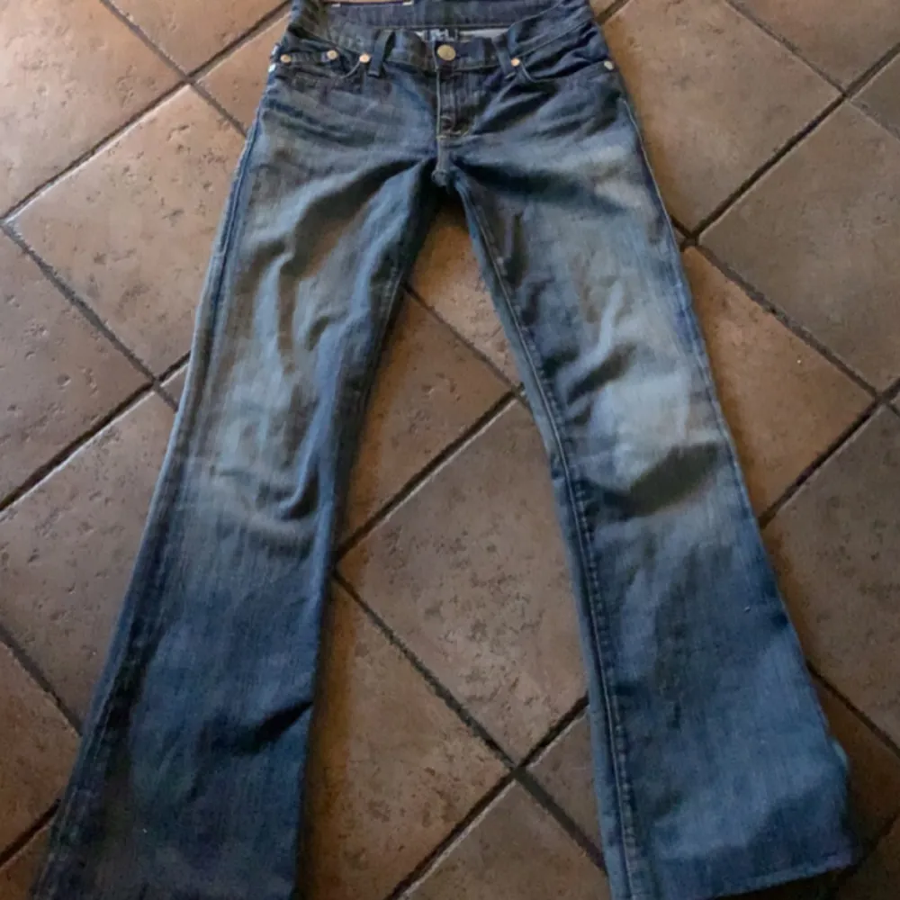 Säljer mina så snygga victoria beckham jeans då de är lite stora på mig. Har sytt upp dom! midjemått: ca 35-36cm tvärsöver Innerbenslängd: 75cm, men går att sprätta upp och få de ganska mycket längre!!💕. Jeans & Byxor.