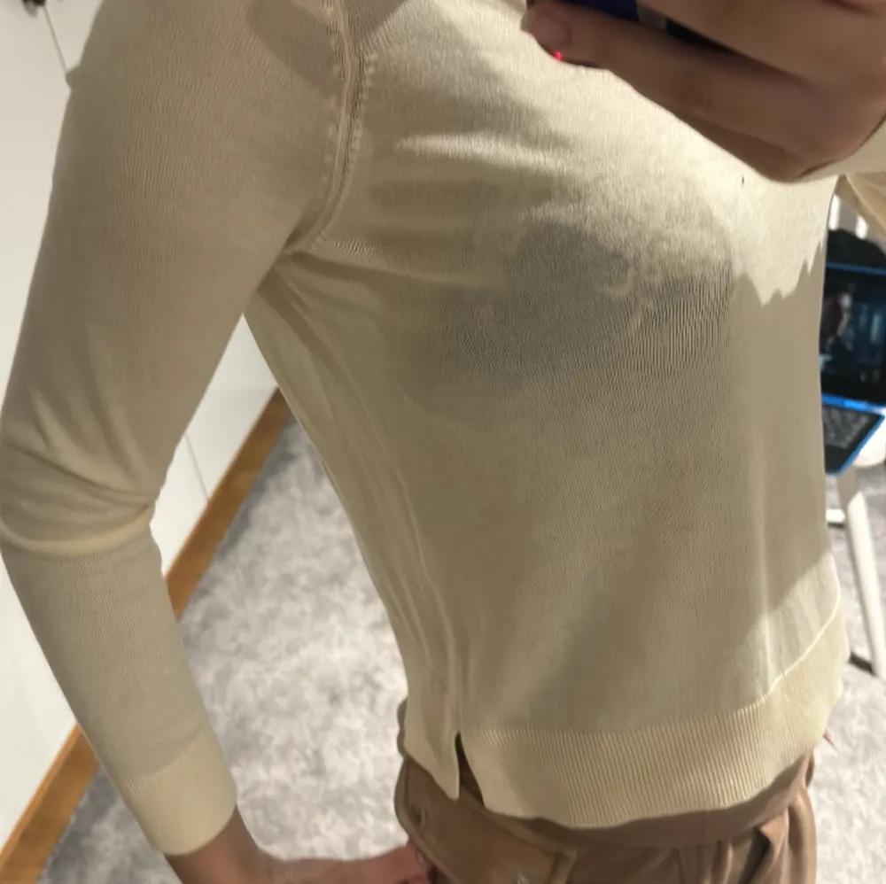 Säljer min tröja från Vero Moda i storlek S. Som ni ser på bilden har den hack på båda sidorna vilket den ska ha! Har testat den två gånger men  den är inte använd. Färgen är lite gulare så inte hel vit.. Blusar.