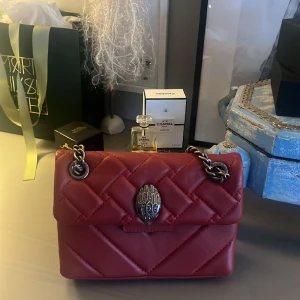 Kurt geiger väska  - Så snygg handväska i färgen röd från Kurt geiger😍 Säljer då den inte kommer till så mycket användning, väldigt bra skick. 