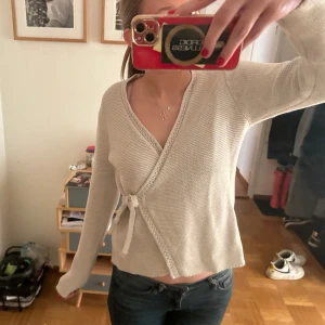 Omlott kofta  - Super snygg från oddmolly. Fint skick. Storlek 3 (passar xs-m skulle jag säga) ja brukar ha S 