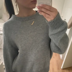 Stickad alpacka tröja - Säljer denna sjukt snygga slutsålda tröjan från bikbok i nyskick🥰