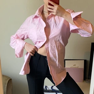 Rosa skjorta - Super fin rosa skjorta💗 Livar verkligen upp outfits🤩