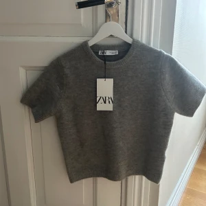 Zara tröja - Säljer en populär zara tröja som är köpt på plick och är helt oanvänd😊
