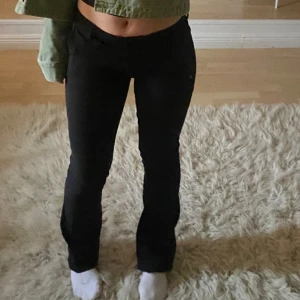 Kostymbyxor  - Kostymbyxor i strl 38 men sitter perfekt på mig som bär 34-36. Jag är 169 cm lång Byxorna är uppsprättade nertill för att bli lite längre.💗