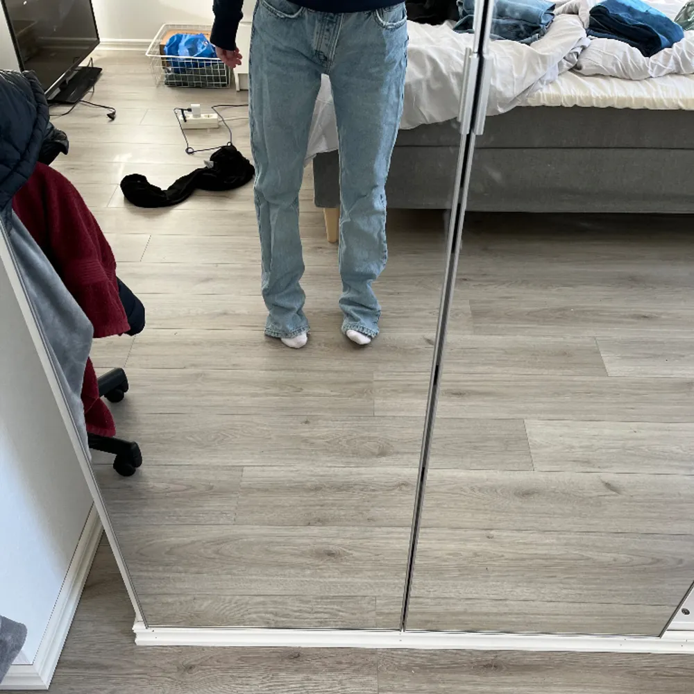 Säljer mina jeans från zara då dom är för långa och förstora för mig, jag är 156cm . Jeans & Byxor.