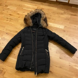 Jacka från hollies - Model Tribeca från Hollies, storlek 36, använd 2 vintar 