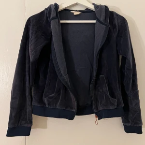 Marinblå zip up tröja med furr material från H&M  - Använd fåtal gånger, storlek S , bra material 