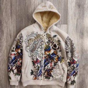 Vintage fur ed Hardy hoodie  - Fet ed Hardy hoodie som jag haft i ca 6 månader. Köpte den först på Grailed från USA. Kan skicka fler bilder men skriv privat bara så löser jag💯