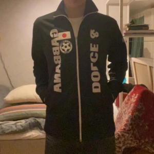 Dolce & Gabbana jacket - Dolce Gabbana jacka/tröja köpt på humana. Säljer för den används inte längre. Fråga på bara om du känner för de 😁