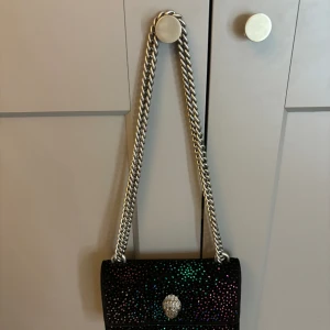 Kurt geiger handväska  - Kurt geiger handväska, Den är färgglad glittrig och jätte fin, köpte för ett halvår sen och aldrig snvänt, jätte fin , Köpte för 2800 säljer för 1499, Kan tänkas sälja för mindre