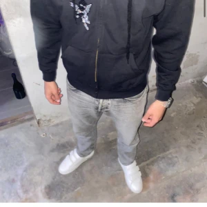 Bvaldi tröja - En svart helt ny bvaldi tröja, super fet tröja!!!! Inte ens provad:) pris lapp kvar och allt!