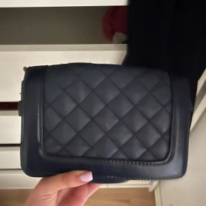 Blå väska - Blå väska med metallkedja 