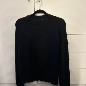 Stickad tröja - Säker denna jättefina stickade tröja från Zara🩷använt den max 3 gånger<3 storleken är S men funkar även mig som brukar ha XS🫶🏼
