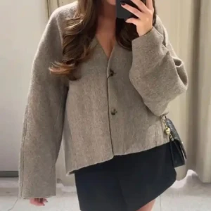 Vår jacka  - Fick hem den idag men tyckte inte att den passade mig. Alltså helt oanvänd, utan defekter. Superfin och skön perfekt nu till våren!😍På bilden är den mer grå pga ljuset men jag tycker den är brun i verkligheten. 