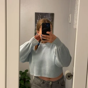 Blå stickad tröja - Säljer nu denna fina blåa stickade tröja ifrån MONKI tröjan är navel lång men väldigt fint och bra kvalite! 🥰