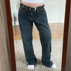 Mörkblå jeans  - Säljer dessa skitsnygga vintage jeansen från märket quik jean. Dom är baggy och lågmidjade,  sitter perfekt på mig som vanligtvis är storlek 36. Skriv vid intresse 🙏🏻