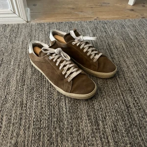 Saint Laurent court low  - Säljer nu mina feta Saint Laurent skor i bra skick Finns tecken på användning på innersulan men utöver det är de i gott skick  Bara att höra av dig om du har några frågor!