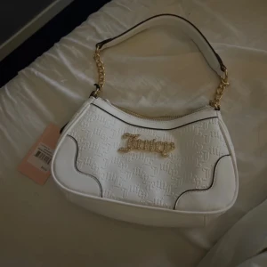Juciy couture väska - Helt ny juciy väska ( prislapp kvar ) köpt för 800kr i usa , säljer för 600kr
