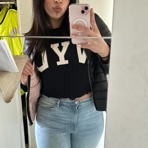 Croppad NYC tröja - Långärmad croppad tröja. Använd 1 gång. 