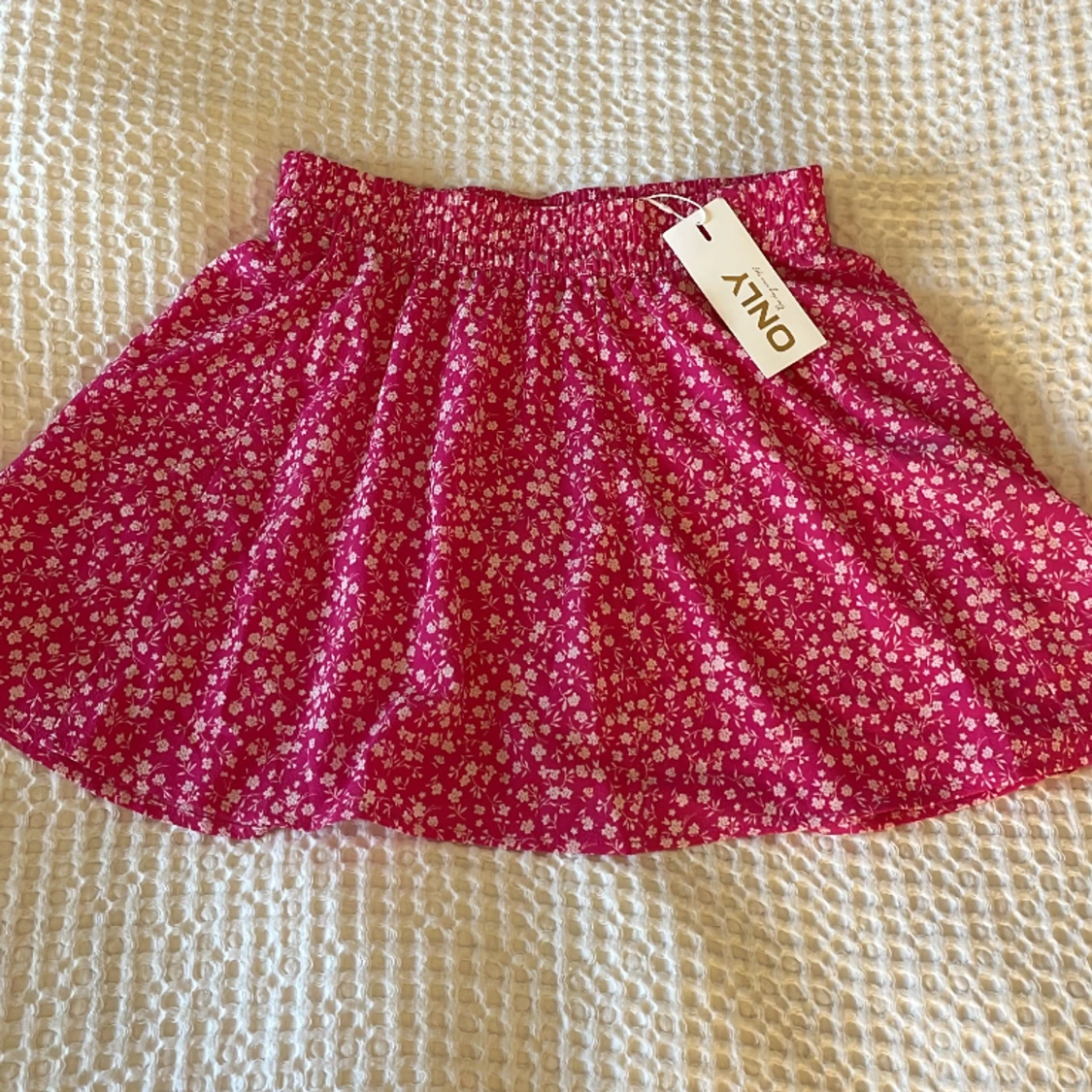 Rosa kjol med blommönster 